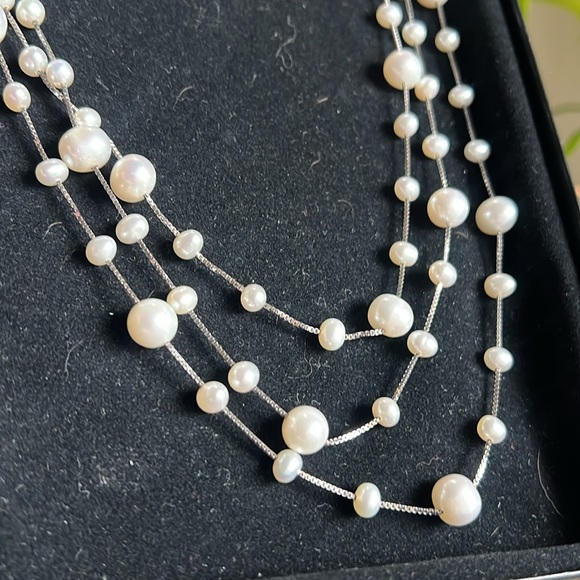 Fresh Water Pearl Necklace - 3 layers of necklaces with one clasp - Picture 3 of 4